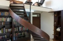 Loft com escada em madeira escura