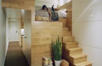 Loft com mobiliário em madeira