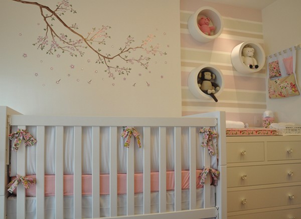 Decoração de quarto de bebê com cores neutras