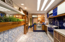 Revestimento para cozinha com azulejos azul