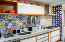 Revestimento para cozinha-com azulejos de diversos desenhos