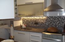 Revestimento para cozinha com azulejos preto e branco