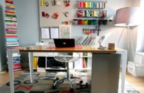 Home office com decoração colorida