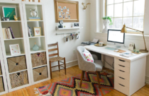 Home office com tapete colorido