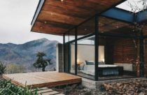 Ambiente com Deck de madeira - Deck de madeira com bela vista panorâmica