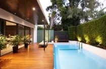 Ambiente com Deck de madeira - Deck com grande piscina retangular