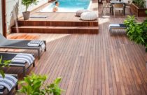 Ambiente com Deck de madeira - Deck com piscina localizado ao fundo de residência