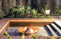 Ambiente com Deck de madeira - Deck de varanda zen com fogueira central