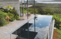 Ambiente com Deck de madeira - Deck de madeira suspenso com bela piscina de borda infinita
