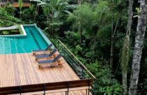 Ambiente com Deck de madeira - Deck de piscina em natureza preservada