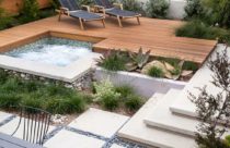 Ambiente com deck de madeira - Deck e parede de madeira para ambiente com piscina