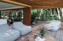 Ambiente com Deck de madeira - Deck em ambiente para descanso com mesa redonda central