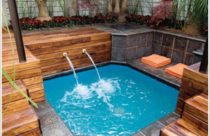 Ambiente com Deck de madeira - Deck em desníveis com piscina central