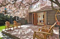 Ambiente com deck de madeira - Deck em varanda aconchegante coberto por flores de cerejeira