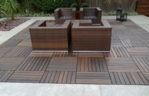 Ambiente com deck de madeira - Deck modular de madeira com quatro poltronas modernas