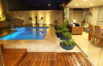 Ambiente com deck de madeira - Deck para ambiente moderno com piscina