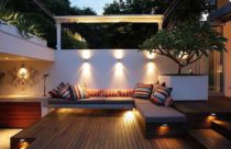 Ambiente com deck de madeira - Deck suspenso em ambiente com boa iluminação