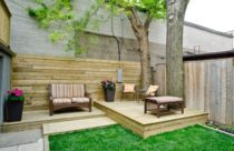 Ambiente com deck de madeira - Deck de madeira em espaço arborizado para relaxar
