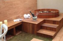 Ambiente com deck de madeira - Espaço para spa construído com deck de madeira