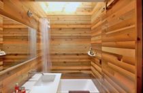 Banheiro com as paredes revestidas de madeira