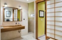 Banheiro com porta de correr com detalhe de madeira