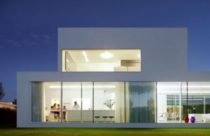 Casa moderna branca com vidros