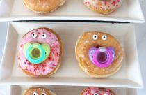 Decoração chá de bebê com donuts divertidos