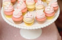 Decoração chá de bebe com mini cupcakes confeitados