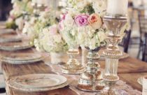 Decoração com mesa rustica com flores