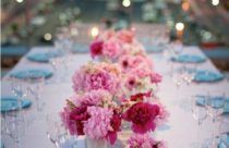 Decoração de mesa com flores rosas