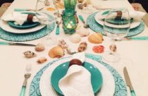 Decoração de Mesa de Jantar - Mesa de jantar com conchas espalhadas e detalhes na cor azul do mar