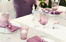 Decoração de Mesa de Jantar - Mesa de jantar com decoração clean nos tons branco e roxo