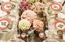 Decoração de Mesa de Jantar - Mesa de jantar com decoração clean e muitos arranjos de flores no centro