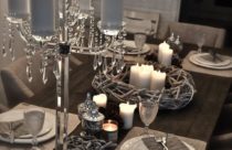 Decoração de Mesa de Jantar - Mesa de jantar a luz de velas com destaque para o belíssimo lustre