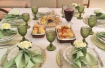 Decoração de Mesa de Jantar - Mesa de jantar branca com taças e guardanapos verdes