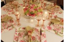 Decoração de Mesa de Jantar - Mesa de jantar com decoração floral