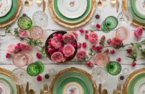 Decoração de Mesa de Jantar - Mesa de jantar com decoração floral e belíssimo jogo de cores