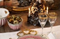 Decoração de Mesa de Jantar - Mesa de jantar com decoração natalina, destaque para detalhes dourados