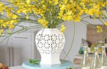Decoração de Mesa de Jantar - Mesa de jantar decorado com grande vaso de flores amarela e fruteira