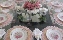 Decoração de Mesa de Jantar - Mesa de jantar para vários convidados, destaque para flores no centro e talheres dourados