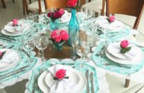 Decoração de Mesa de Jantar - Mesa de jantar redonda com várias flores decorando