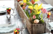 Decoração de Mesa de Jantar - Mesa de madeira decorada com flores e jujubas coloridas