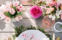 Decoração de Mesa de Jantar - Mesa de jantar decorada com flores e detalhes em tons claros