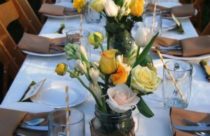 Decoração de mesa rustica com flores amarelas