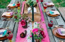 Decoração de mesa rustica com toalha rosa