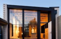 Fachada de casa com estrutura metálica com vidro