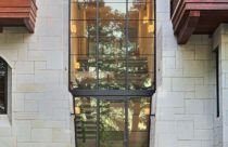 Fachada de casa com porta de vidro