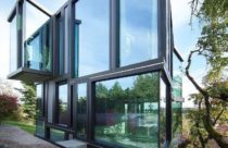 Fachada de casa com vidro verde