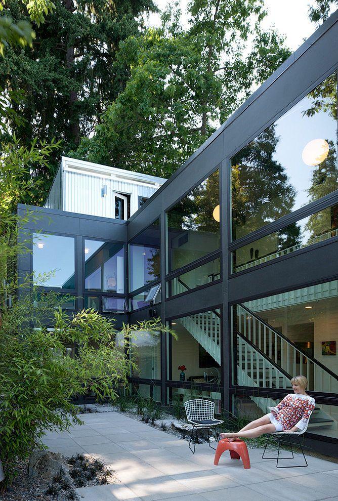 Fachada de casa moderna com vidro transparente