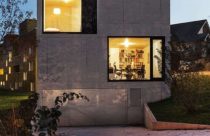 Fachada de casa moderna com vidros quadrados